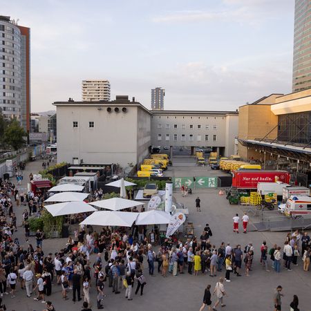 Platz mit Menschenmenge und Schirmen