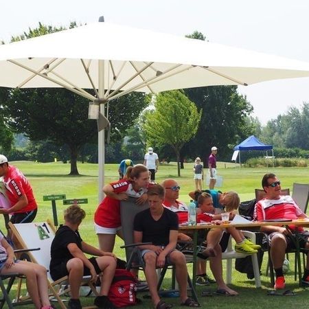 Eine Gruppe von Personen sitzt auf Stühlen und unterhält sich.