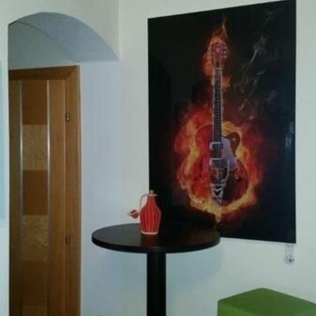Infrarotheizung mit Gitarre und Flammenmotiv an der Wand