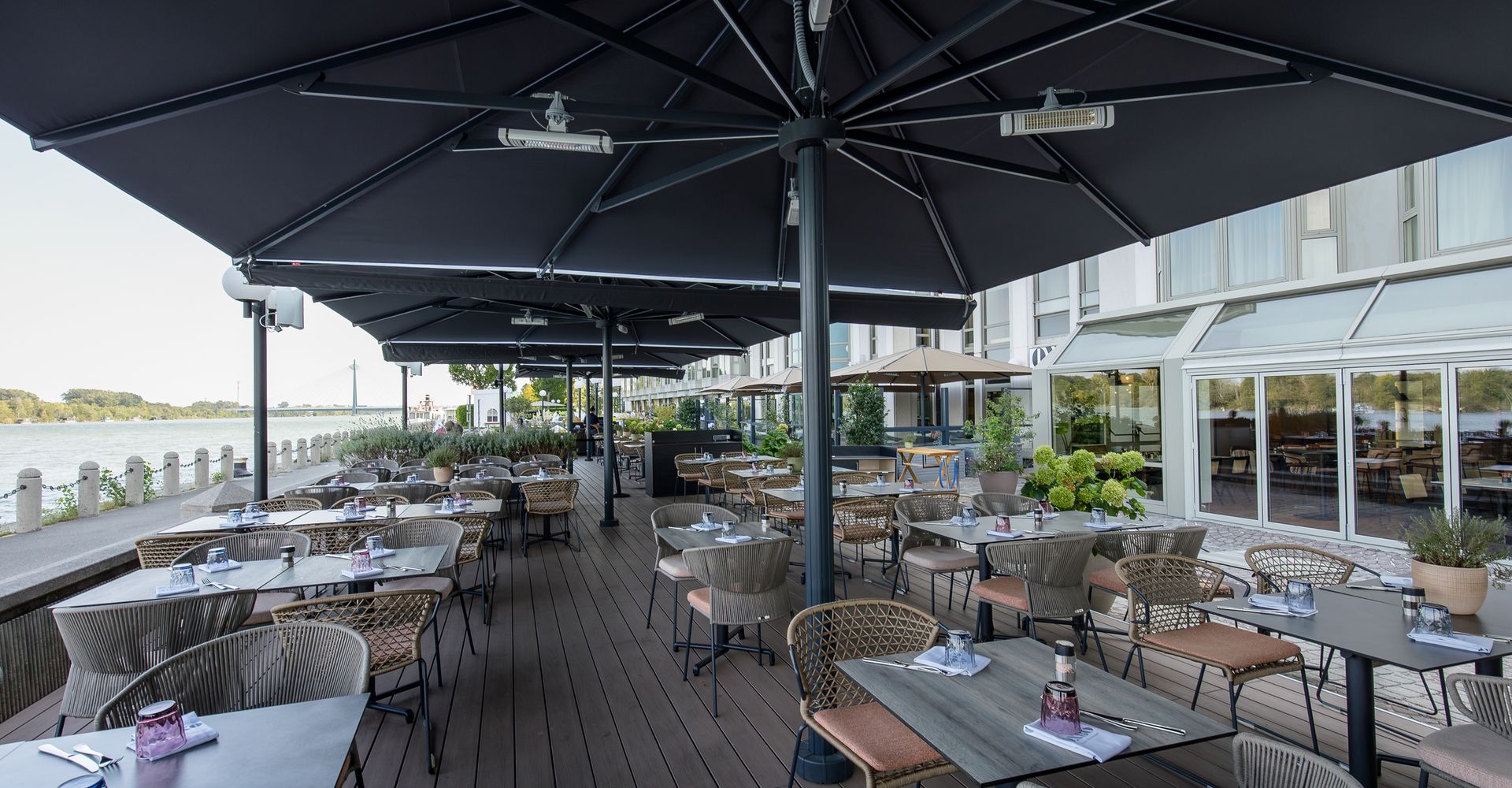 Außenbereich der Hilton Terrasse mit Tischen und Stühlen