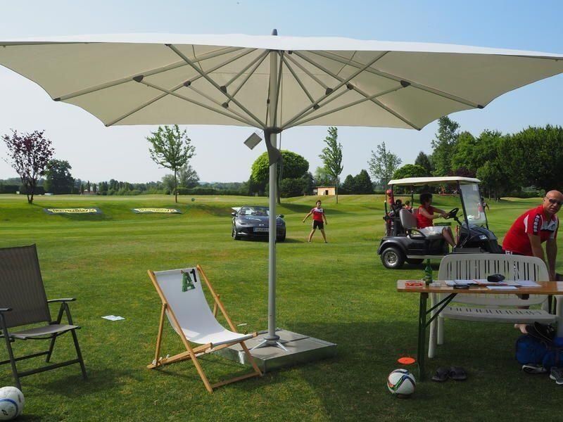 Ein weißer Sonnenschirm steht offen auf einem Tisch, bereit, Schutz vor Regen zu bieten.