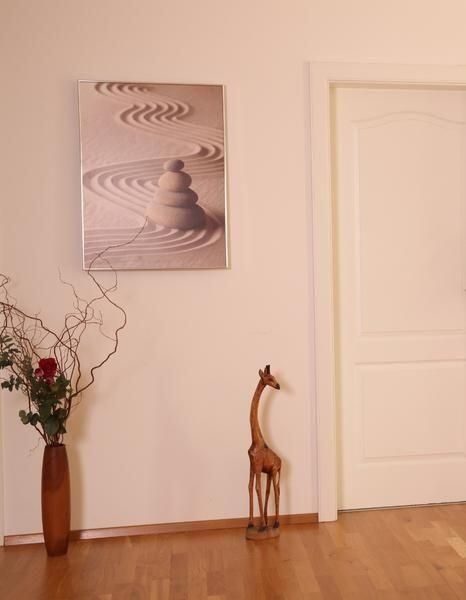 Elegante Infrarotheizung in einem stilvollen Raum mit Dekoration.