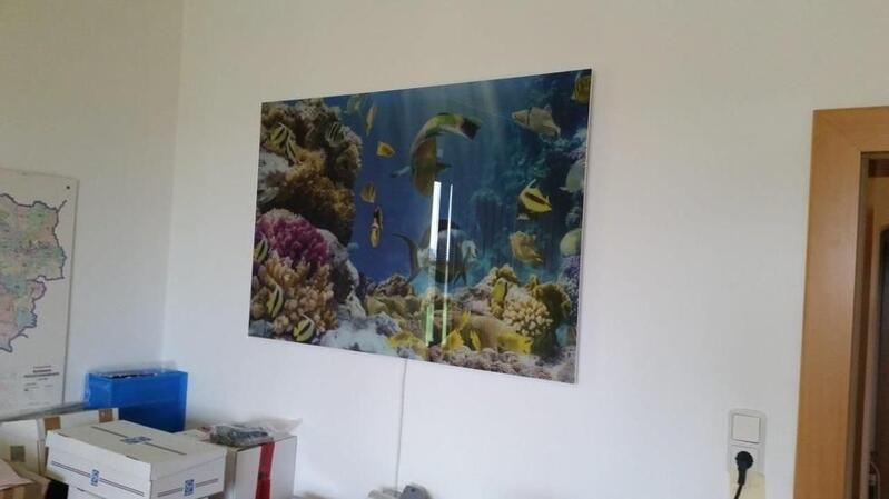 Große Infrarotheizung, die eine Unterwasserszene zeigt