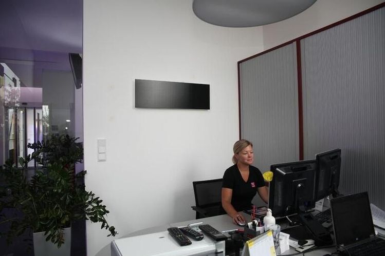 Infrarotheizung im Büro mit einer Frau am Computer