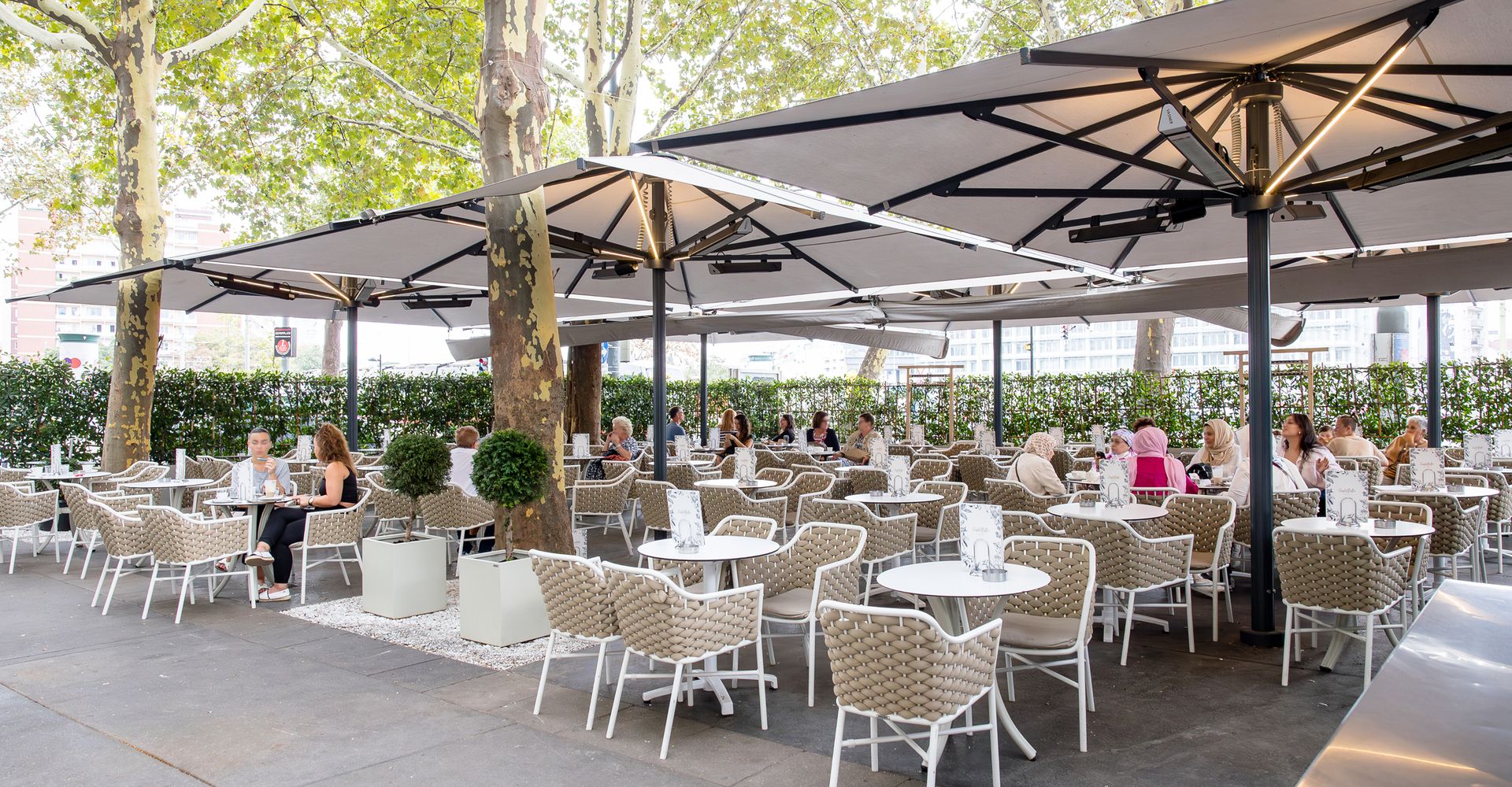 Sommerterrasse des Castelletto unter schattenspendenden Schirmen